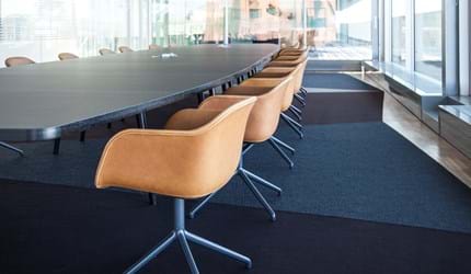 løst tæppe i filt på kontor